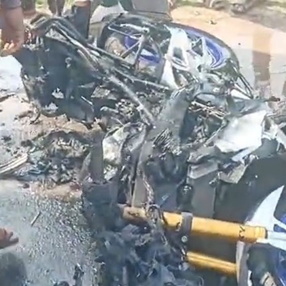 भरतपुर रोड पर 3 बाइकों की टक्कर:1 में लगी आग, तीन घायल; अस्पताल में भर्ती