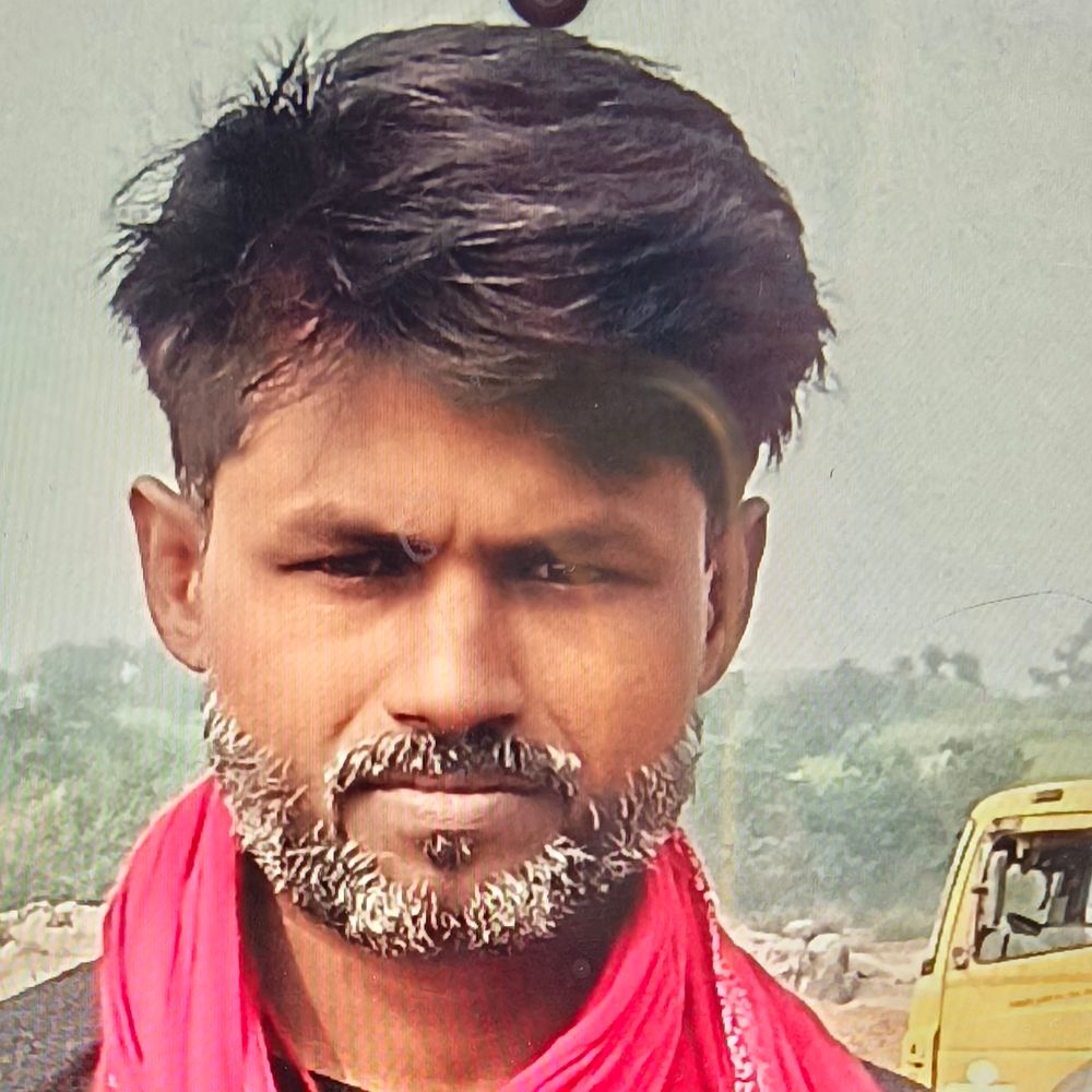 डिवाइडर से टकराकर बाइक सवार की मौत:साथी गंभीर घायल, चित्रकूट में बाजार से घर लौटते समय हादसा, ट्रक ड्राइवर था