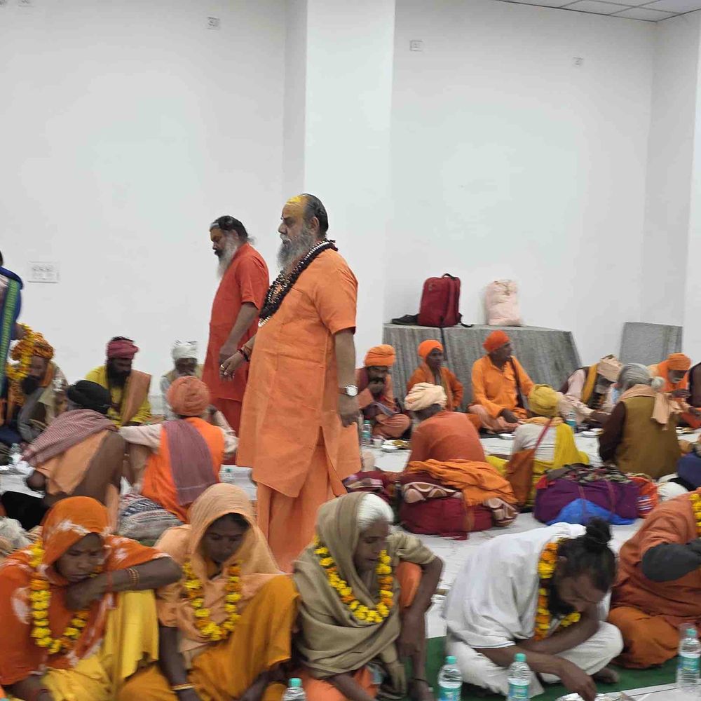 दूधेश्वर नाथ मंदिर में संतों का विशाल भंडारा:होली महोत्सव के तीसरे दिन हजारों साधु-संतों ने ग्रहण किया प्रसाद