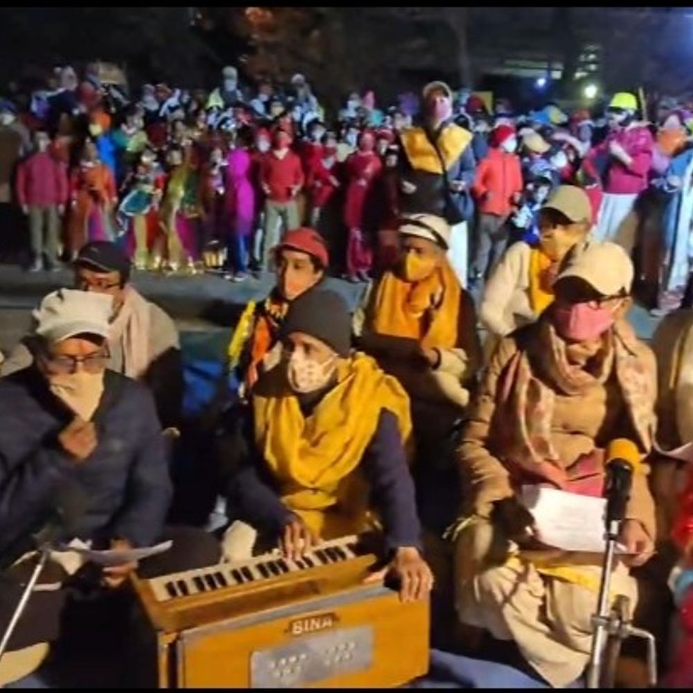 दयालबाग में सेवा, सतसंग और तिलक संग होली:सांस्कृतिक कार्यक्रमों के साथ हुआ आध्यात्मिक होली उत्सव, सत्संगियों ने किया पाठ