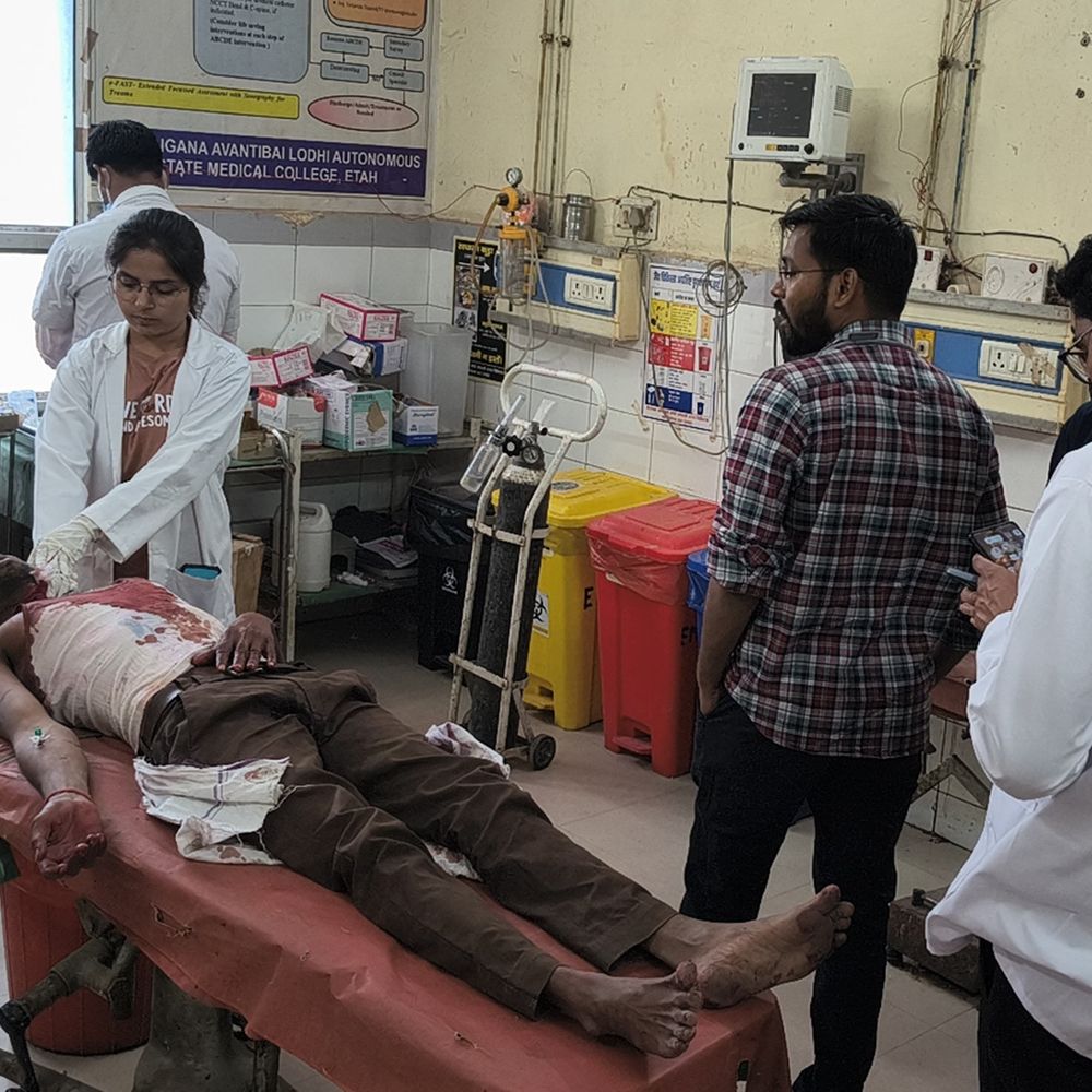 एटा में युवक ने खुद को गोली मारी:मां से हुआ था झगड़ा, पुलिस से शिकायत करने गईं तो बेटे ने मारी गोली