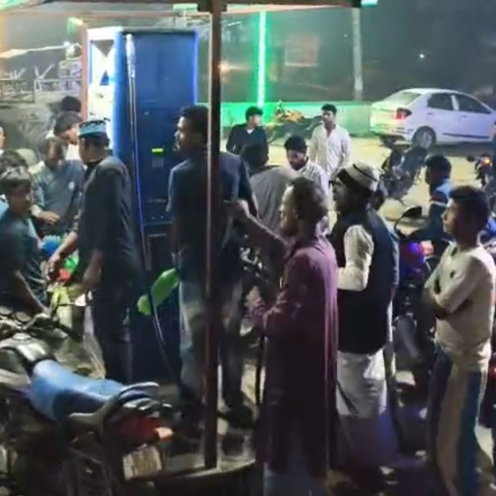 ईरान-इजरायल तनाव का असर, किशनगंज में पेट्रोल पंपों पर भीड़:कच्चे तेल की कीमत बढ़ने की आशंका से लोग सतर्क, 25 दिनों का स्टॉक उपलब्ध