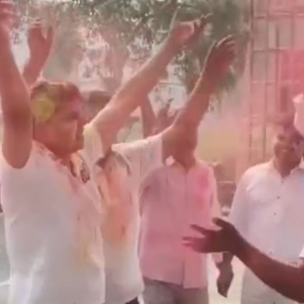 अंबेडकरनगर पुलिस ने मनाई होली:त्योहार शांतिपूर्ण संपन्न होने पर अधिकारियों ने दी बधाई, रंग-गुलाल उड़ाया