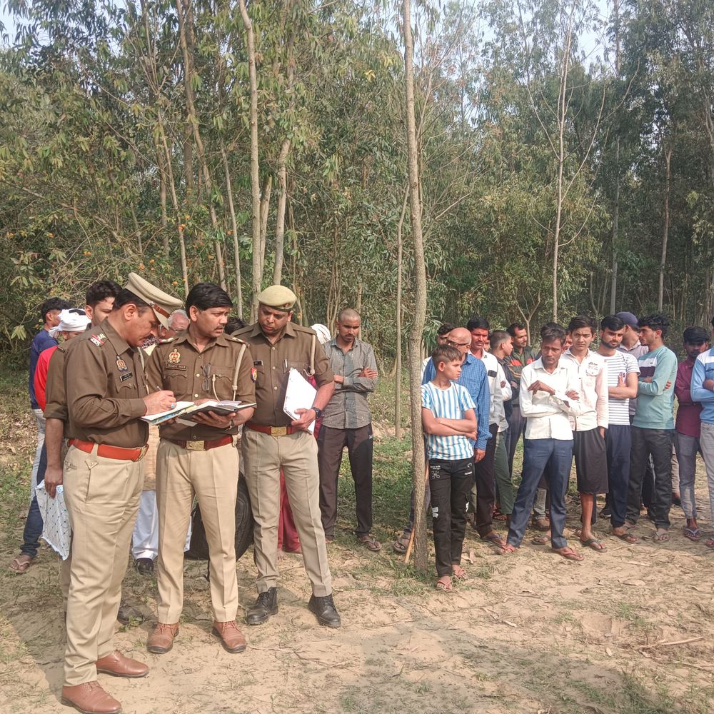 शाहजहांपुर में युवक का शव पेड़ से लटका मिला:रात को घर से निकला युवक नहीं लौटा, परिजनों ने लगाया हत्या का आरोप