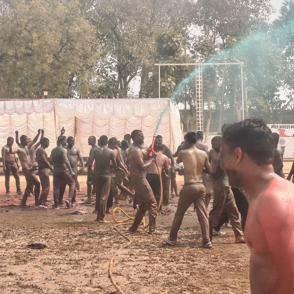 बस्ती पुलिस लाइन में होली का जश्न, VIDEO:जवानों ने फटे कपड़ों में खेली होली, अधिकारी रहे गैरमौजूद