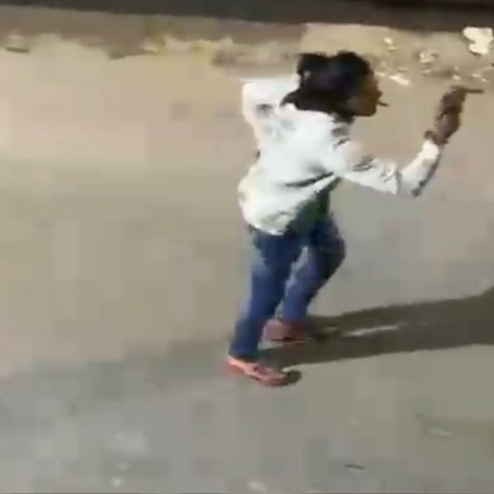 शाहजहांपुर में दबंगों ने सड़क पर की फायरिंग:मुंह में कारतूस दबाकर तमंचा लोड करते VIDEO, जमकर चलाए लाठी-डंडे-ईट पत्थर