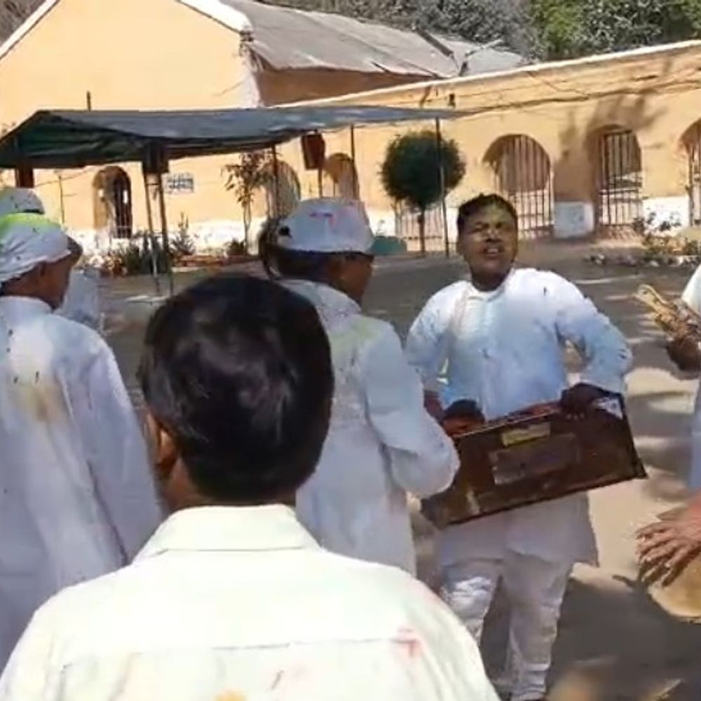 प्रयागराज सेंट्रल जेल में बंदियों ने जमकर खेली होली:ढोल-मंजीरों पर फगुआ गीत, अबीर-गुलाल उड़ाए; CCTV से हुई निगरानी