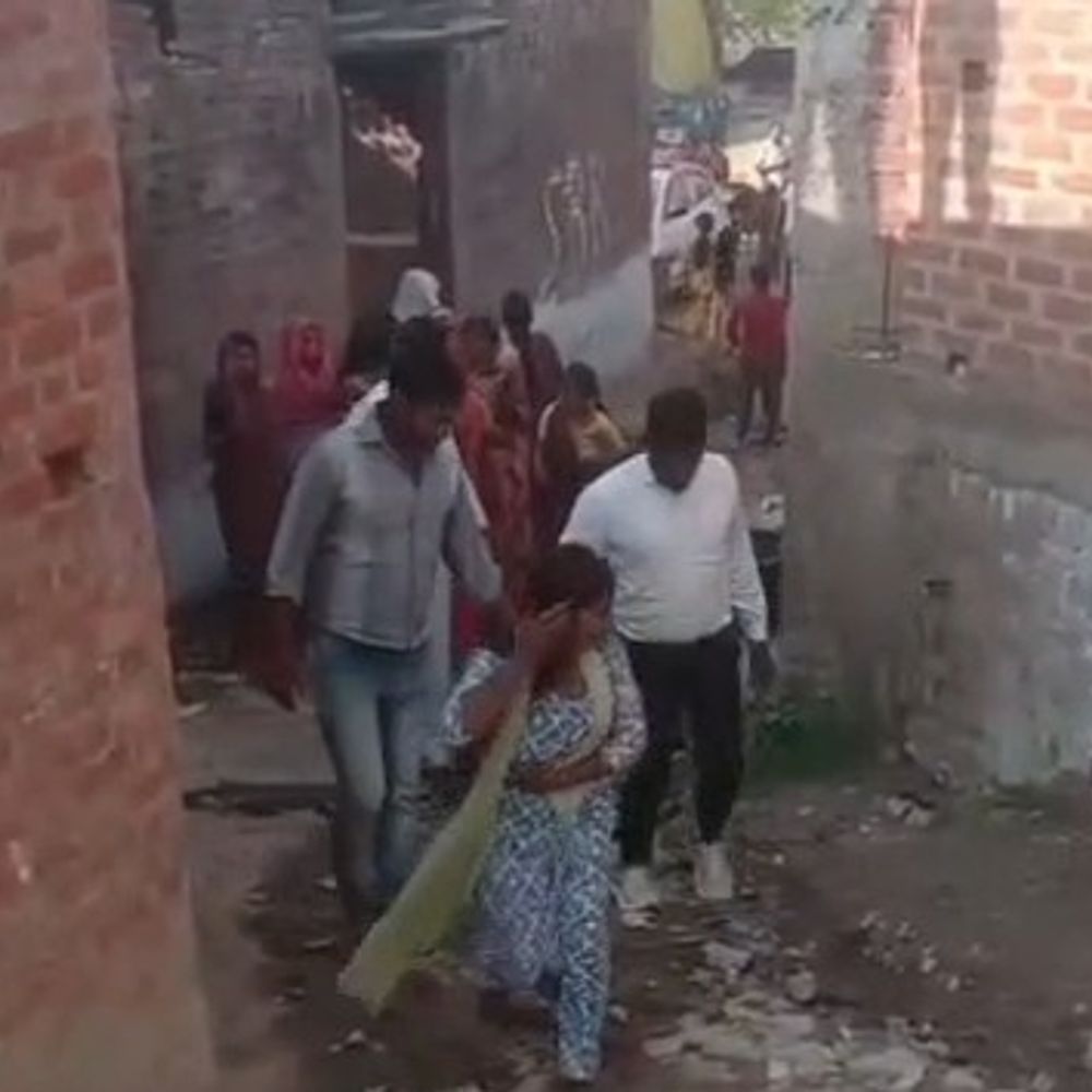 कन्नौज में दो पक्षों में विवाद, फायरिंग का आरोप:छत पर तमंचा लहराते युवक का वीडियो सामने आया, हिरासत में 6 लोग