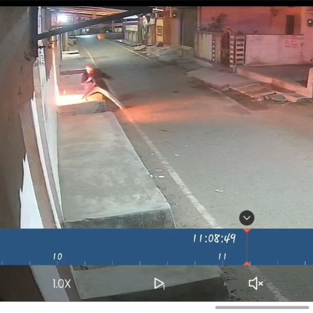 गौरेला में वकील के घर को आग लगाने का प्रयास:  नकाबपोशों ने ज्वलनशील पदार्थ छिड़का, वारदात सीसीटीवी में कैद – Gaurela News