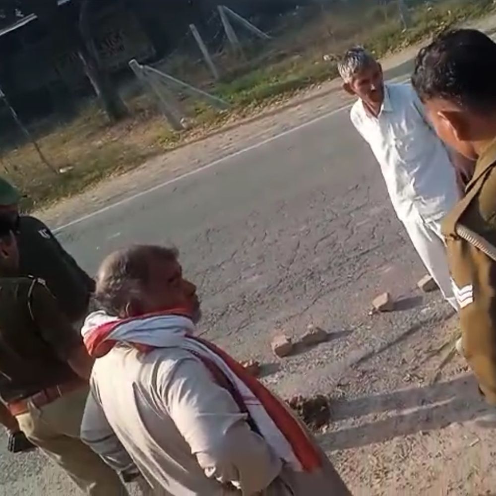 एटा में 3 महीने की बच्ची का शव मिला:सड़क पर कपड़े में लपेट कर फेंका, पुलिस ने जिला मुख्यालय भेजा