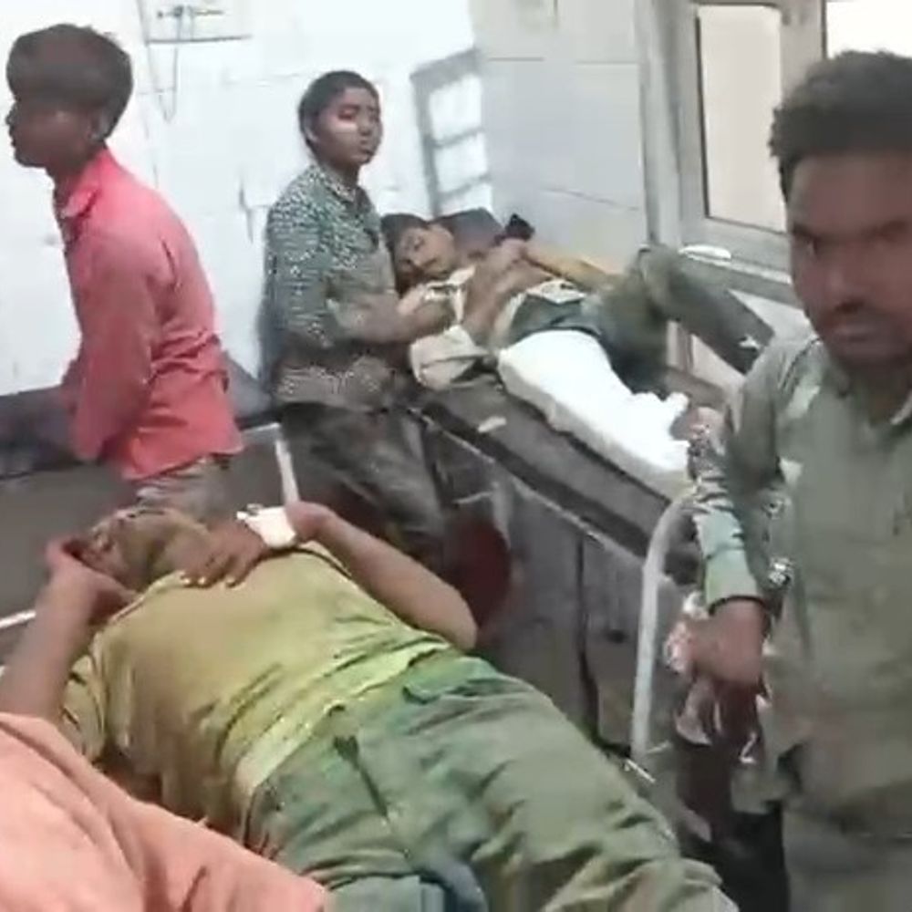 सीतापुर में कार ने तीन बाइकों को टक्कर मारी:हादसे में 7 साल की बच्ची समेत आठ लोग घायल, तीन की हालत गंभीर