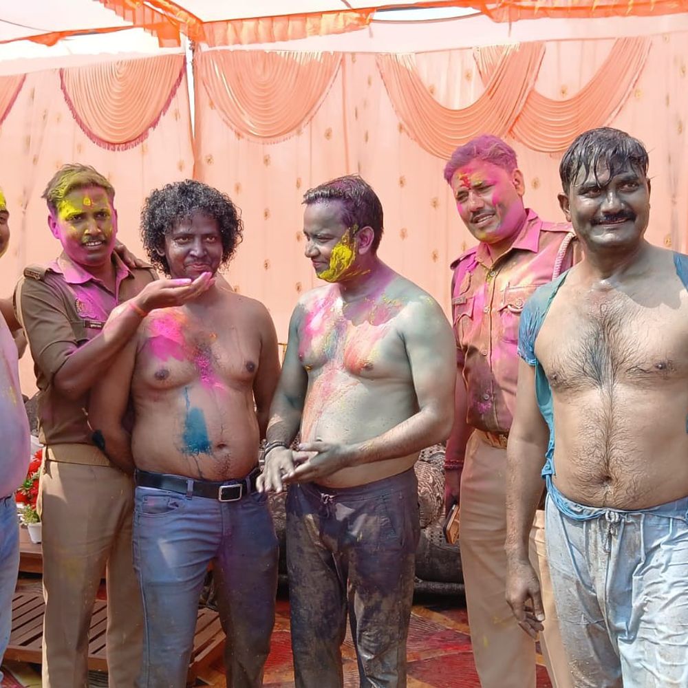 डीएम-एसपी ने पुलिसकर्मियों के साथ ने खेली कपड़ा फाड़ होली:भदोही के पुलिस लाइन में रंग-गुलाल लगाकर डीजे पर थिरके