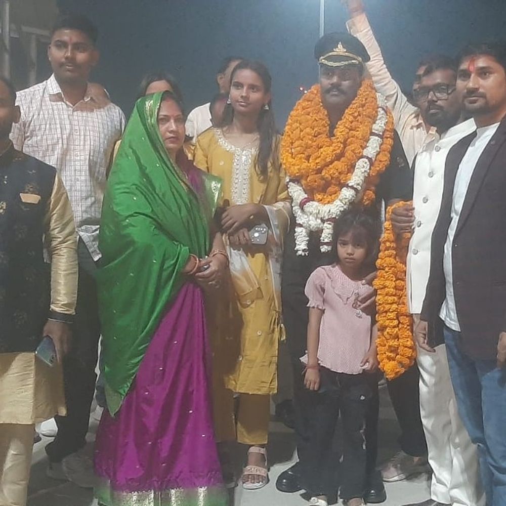 कैप्टन रमेश चंद्र यादव सेवानिवृत्त होकर गाजीपुर लौटे:लोगों ने किया स्वागत, कारगिल युद्ध और ऑपरेशन सिंदूर में दी थी सेवाएं