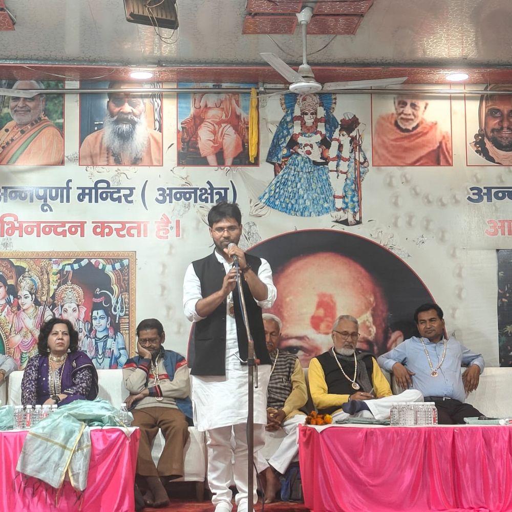 मेरठ में हास्य कवि सम्मेलन:होली पर अन्नपूर्णा मंदिर प्रांगण में आयोजन