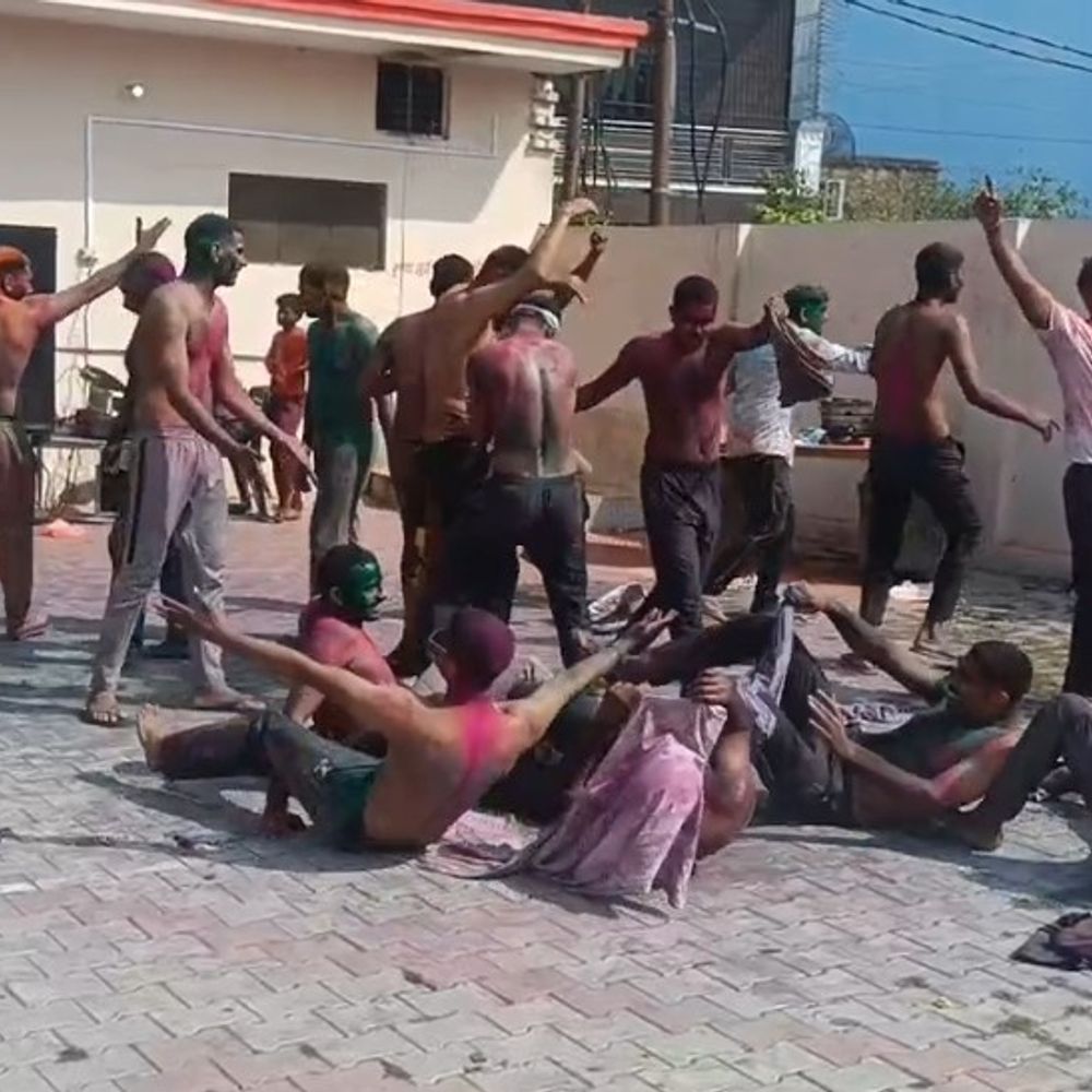 बुलंदशहर में पुलिस ने मनाई होली,VIDEO:पुलिस लाइन, एसएसपी आवास और थानों में कर्मियों ने उड़ाया गुलाल