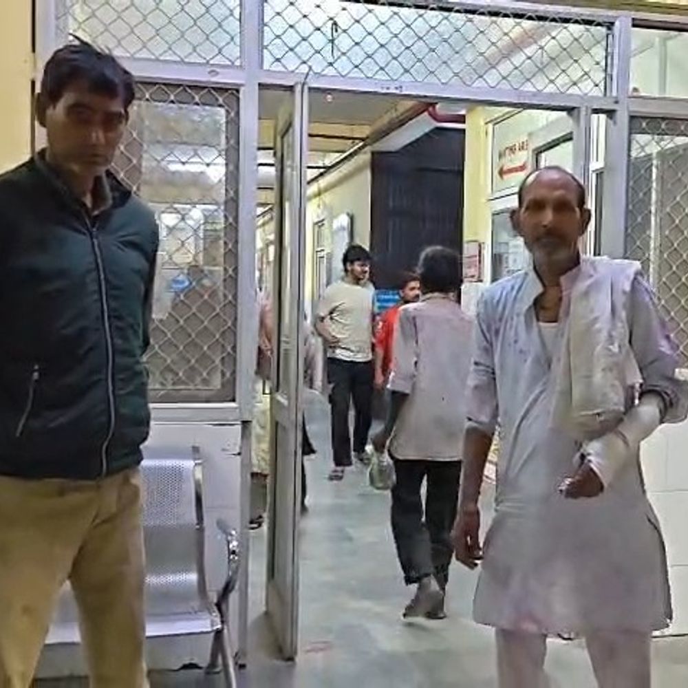 मथुरा में बेटे ने पिता पर चाकू से हमला किया:शराब के लिए पैसे न देने पर, पिता गंभीर रूप से घायल