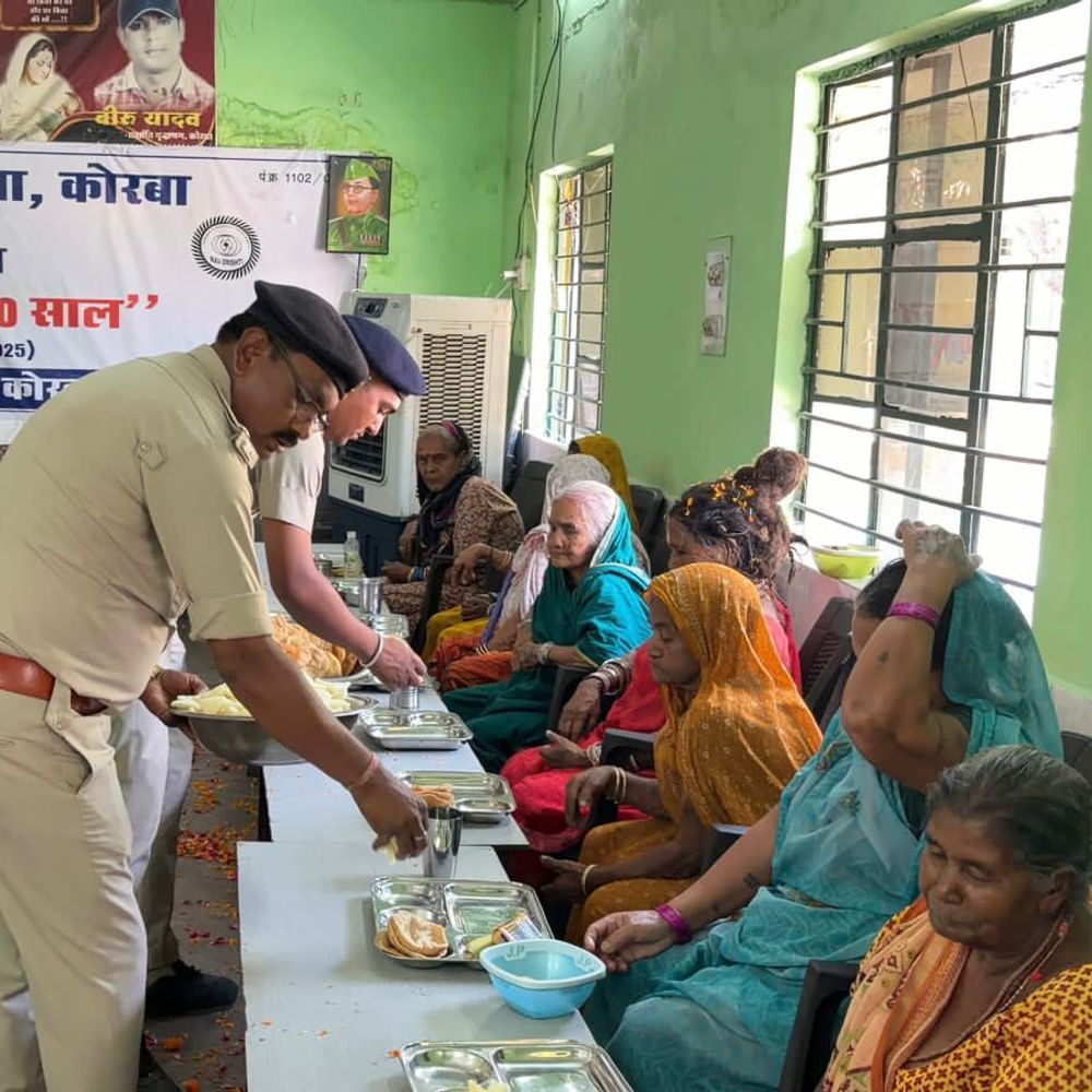 पुलिस ने वृद्ध-आश्रम में बुजुर्गों संग खेली फूलों की होली:  थानों में भी मना रंगोत्सव; स्वयंसेवकों ने भी उत्साह से मनाई होली – Korba News