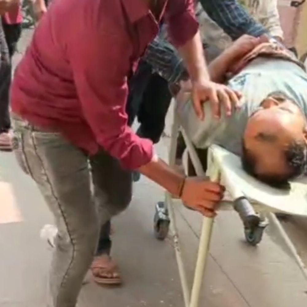 ग्राइंडर फिसलने से युवक का पेट कटा:देवरिया में घर पर काम करते समय गंभीर रूप से घायल, गोरखपुर रेफर