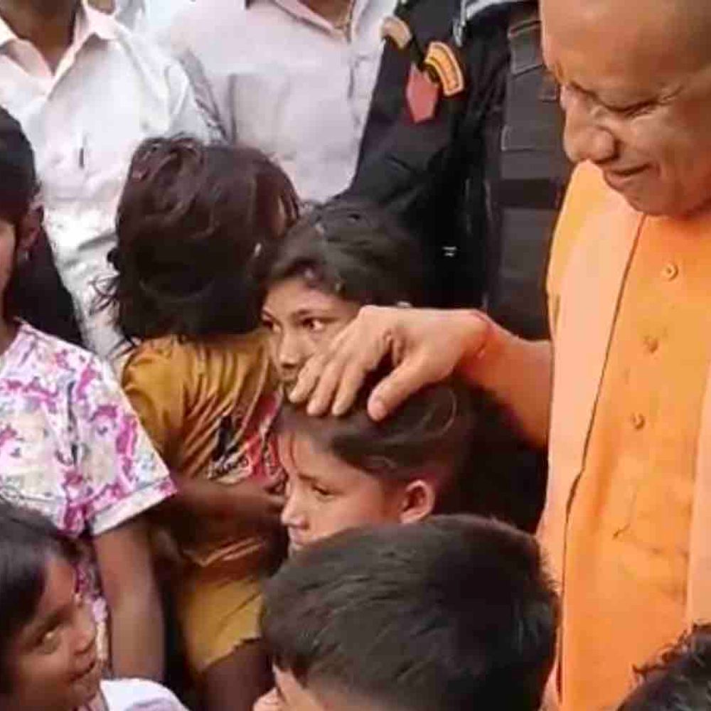 गोरखपुर में बच्चों को गुजिया खिला रहे CM योगी:पूछे- कौनसी क्लास में पढ़ते हो, वायरल हो रहा वीडियो
