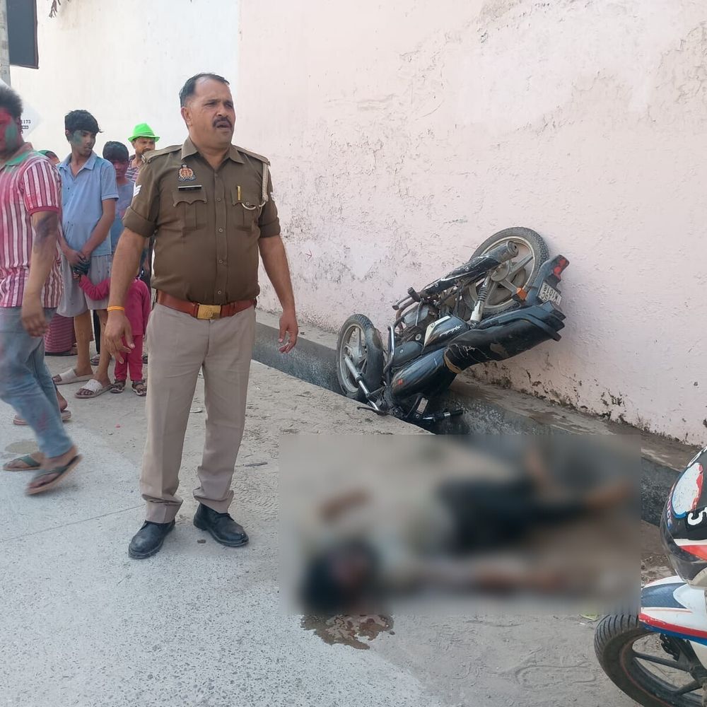 मेरठ में सड़क हादसे में युवक की मौत:बाइक पेड़ से टकराई, परिजनों ने पोस्टमार्टम से इनकार किया