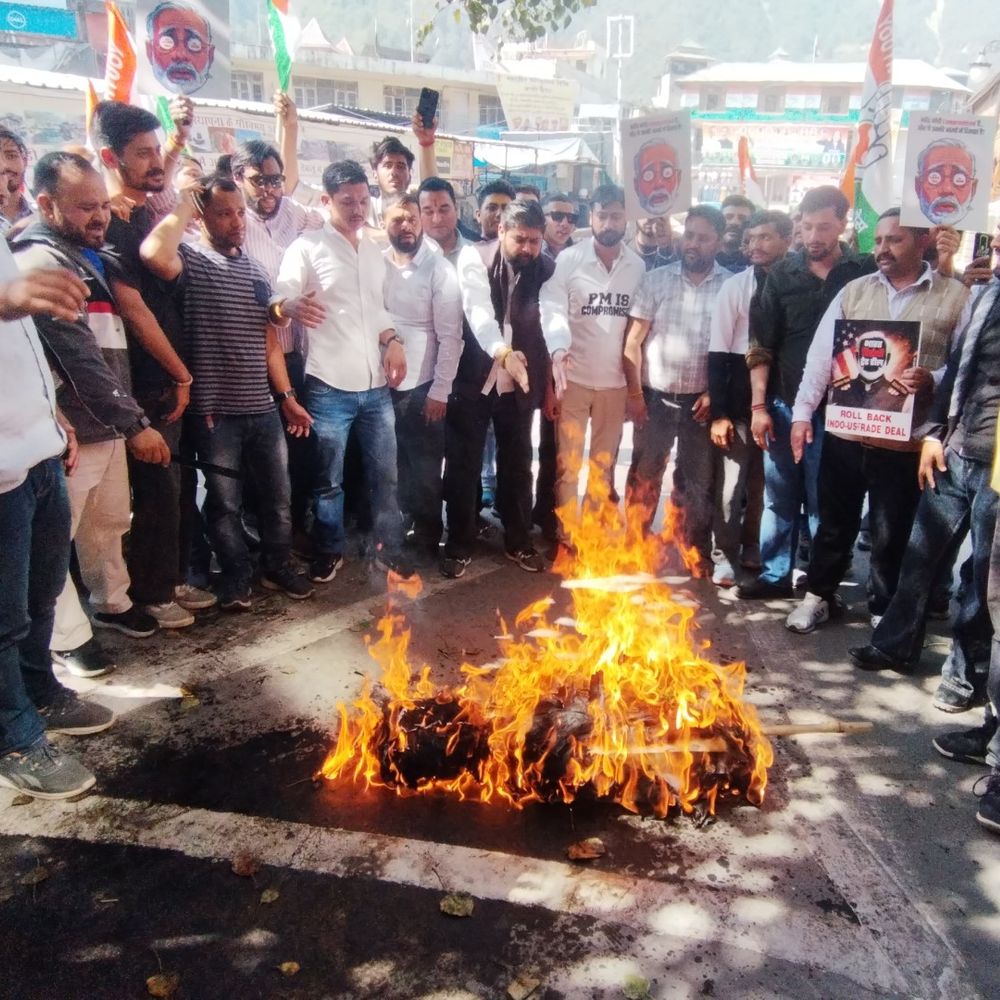मंडी में युवा कांग्रेस कार्यकर्ताओं ने पीएम का पुतला जलाया:  केंद्र सरकार की नीतियों के खिलाफ विरोध रैली निकाली; पुलिस से हुई नोकझोंक – Mandi (Himachal Pradesh) News