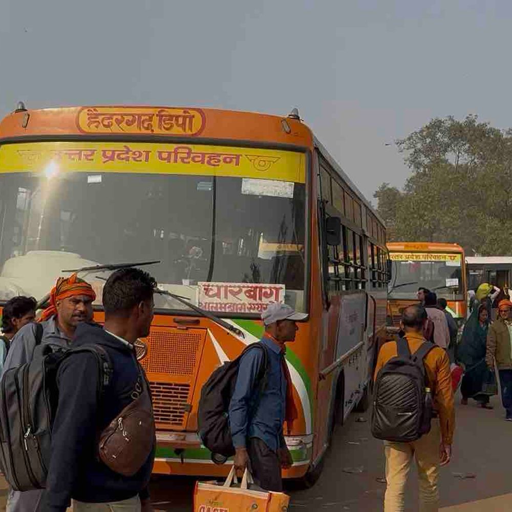 होली के बाद बढ़ी लौटने वालों की भीड़:गोरखपुर से चल रहीं 200 एक्स्ट्रा बसें, यात्रियों को मिलेगी राहत