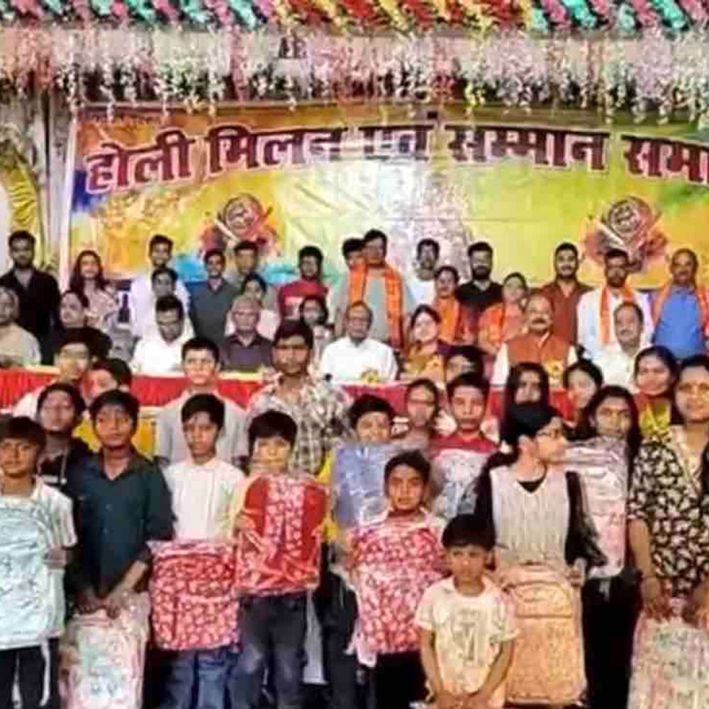 होली मिलन समारोह में बच्चों को किया गया सम्मानित:गोरखपुर में जायसवाल विकास समिति ने किया आयोजन, शिक्षा पर दिया जोर