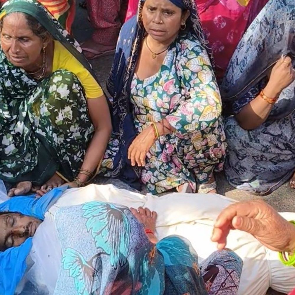मथुरा में दो मजदूरों की मौत पर बवाल:दामोदरपुरा में ग्रामीणों ने दो घंटे तक सड़क जाम की, दरोगा के साथ खींचतान कर फाड़ी वर्दी