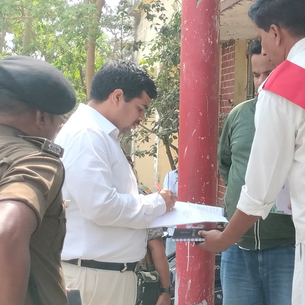 छातापुर प्रखंड कार्यालय में DM का औचक निरीक्षण:BDO-CO समेत 14 कर्मचारी गायब, 2 की बर्खास्तगी शुरू, वेतन कटौती का आदेश