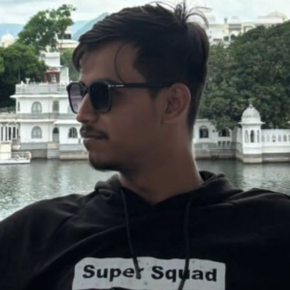 खरगोन में कार-पिकअप की आमने-सामने भिड़ंत:23 वर्षीय शेयर कारोबारी की मौत; बुरी तरह पिचक गई कार, सरिए से जगह बनाकर निकाला