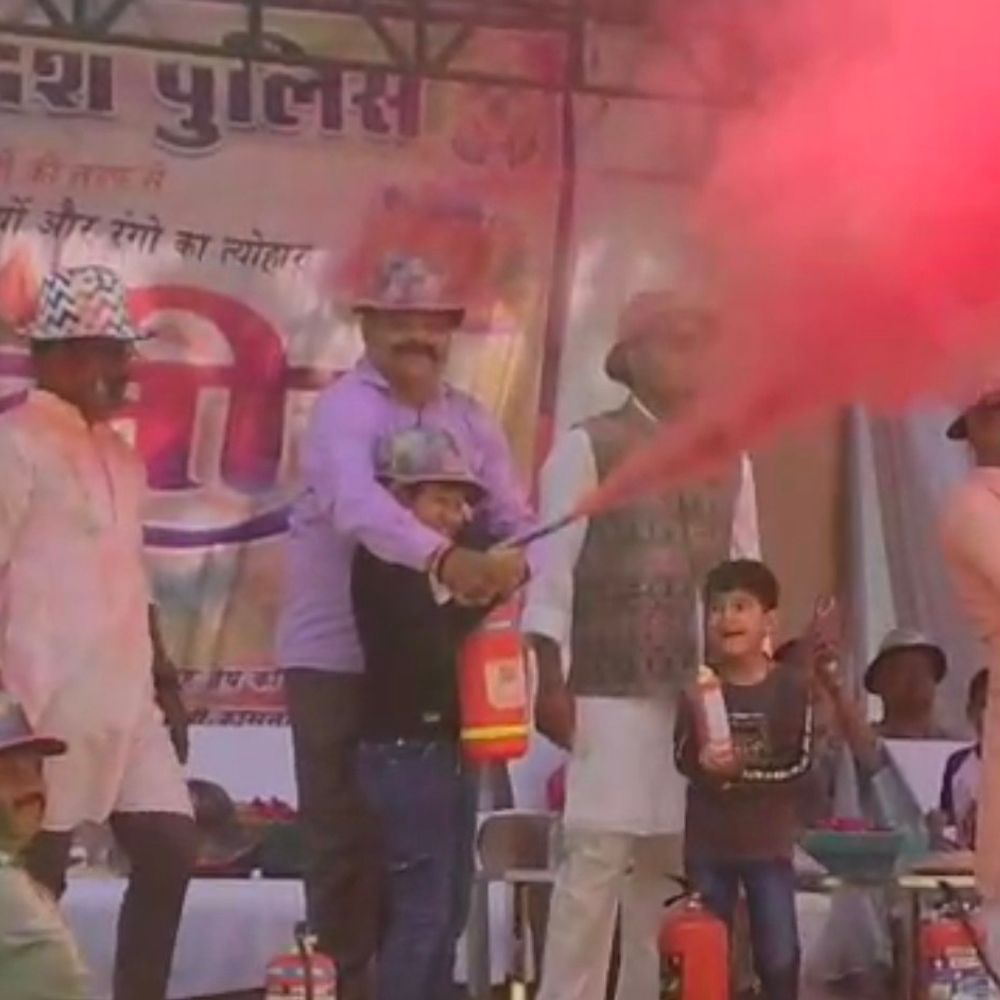 रायबरेली ASP ने रंग बरसे गाने पर किया डांस:पाइप से पानी फेंककर पुलिसकर्मियों को कराया रेन डांस, कपड़ा फाड़ी होली खेली गई