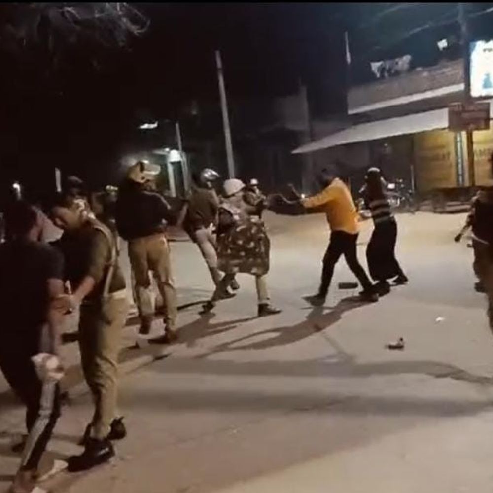 उन्नाव में नशेड़ी युवक का हंगामा, पुलिस पर पथराव:सरकारी वाहन का शीशा टूटा, एक पुलिसकर्मी घायल, अतिरिक्त फोर्स तैनात
