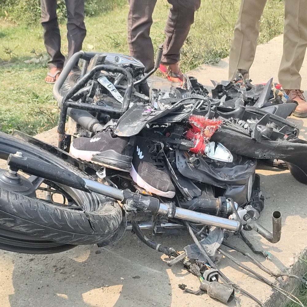 ट्रक ने बाइक सवार पिता-पुत्र को रौंदा, दोनों की मौत:श्रावस्ती-बलरामपुर सीमा पर हादसा, चालक फरार; आरोपी की तलाश जारी
