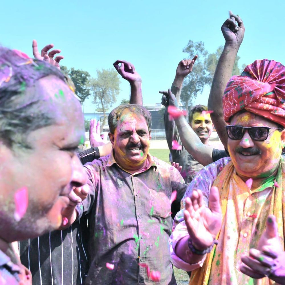 बदायूं में एसएसपी ने किया डांस, VIDEO:पुलिसकर्मियों ने कंधे पर बैठाया, जमकर उड़ा अबीर गुलाल