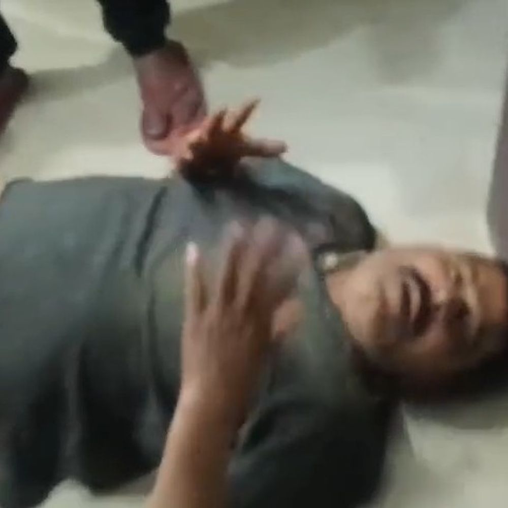 जमुई में बाइक की टक्कर से बुजुर्ग घायल:डिक्की से 2 लीटर देसी शराब बरामद, चालक फरार