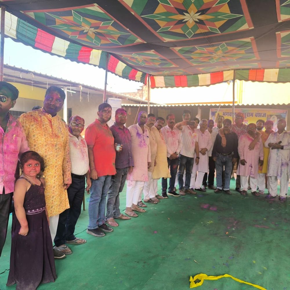 कटिहार में भगवान परशुराम वंशज का होली मिलन समारोह:गुलाल, अबीर और पारंपरिक व्यंजनों के साथ लोगों ने एक-दूसरे को दी शुभकामनाएं