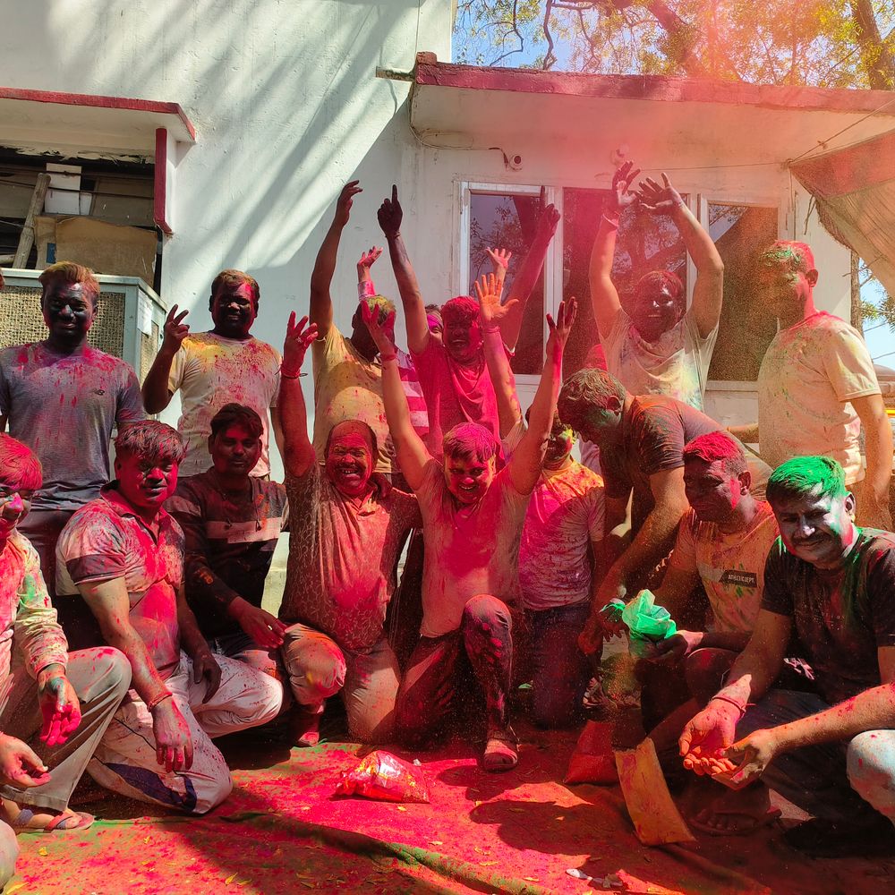 घाटमपुर में पुलिस कर्मियों ने खेली होली:6 थाने में उड़ा गुलाल, एसीपी ने इंस्पेक्टर को गुलाल लगाकर दी होली की शुभकामनाएं