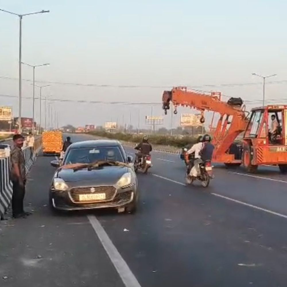 हापुड़ में तेज रफ्तार कार बाइक से टकराई:डिवाइडर पार कर दूसरी लेन में घुसी, बाइक सवार घायल