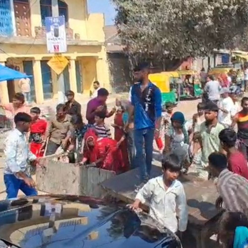 होली पर युवक लापता, परिजनों ने एटा में लगाया जाम:पुलिस ने कार्रवाई का आश्वासन दिया, आक्रोशित लोगो को कराया शांत