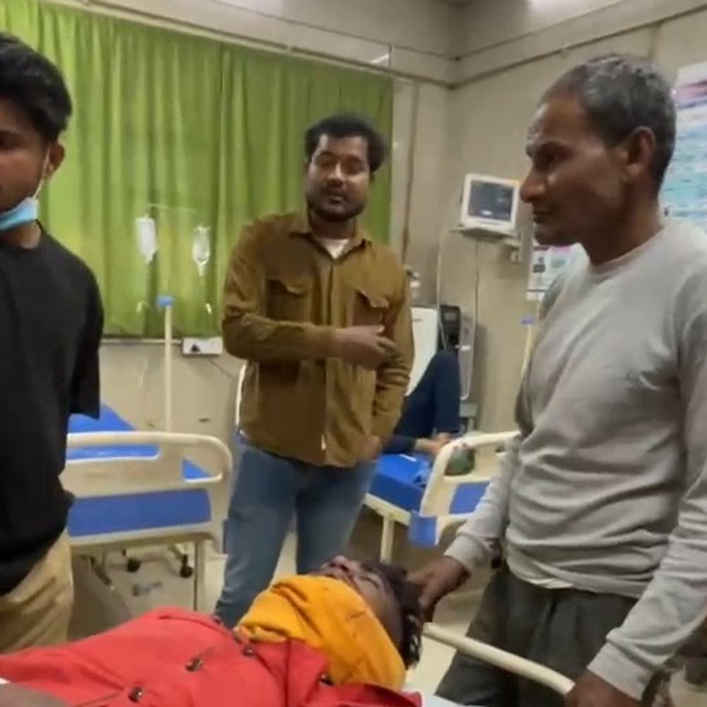 फर्रुखाबाद में युवक ने खुद को चाकू मारा:विवाद के बाद गुस्से में घर लौटा था, गंभीर हालत में अस्पताल में भर्ती