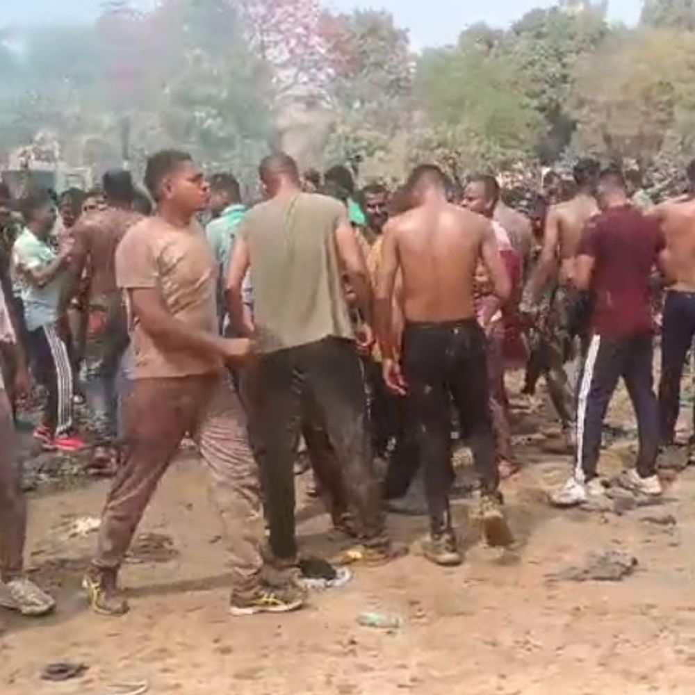 जौनपुर डीएम-एसपी ने गाया होली गीत:पुलिसकर्मियों को 'होली खेले रघुबीरा' गाकर दी बधाई