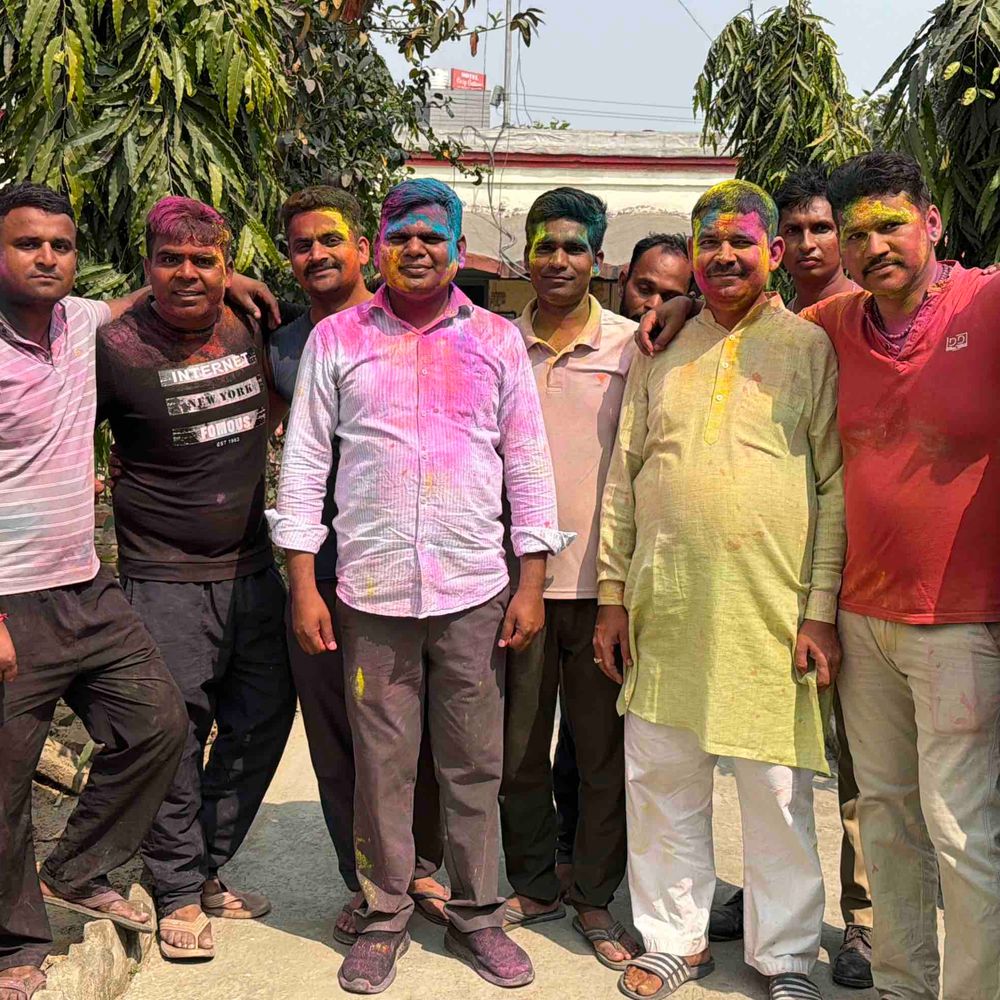 रामपुर जीआरपी थाने में होली मिलन समारोह:पुलिसकर्मियों गुलाल लगाकर लोगों ने दीं बधाई, सौहार्द का संदेश