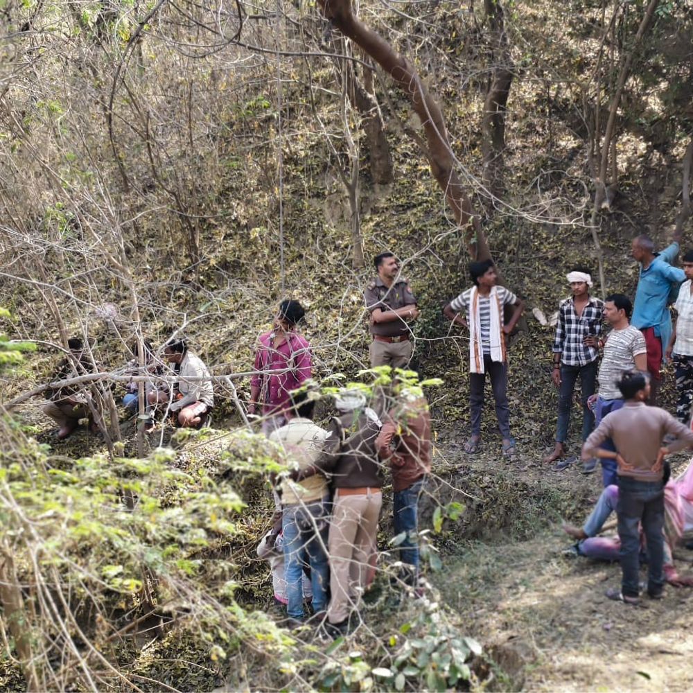यमुना किनारे पेड़ से लटका मिला युवक का शव:बांदा में घर से निकला था दोस्त के साथ, पुलिस जांच में जुटी