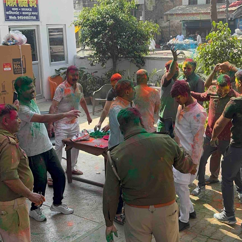कानपुर में पुलिसकर्मियों ने मनाई होली:एक-दूसरे को अबीर-गुलाल लगाकर दी शुभकामनाएं रात-भर डीजे बजायेंगे गाने पर झूमे