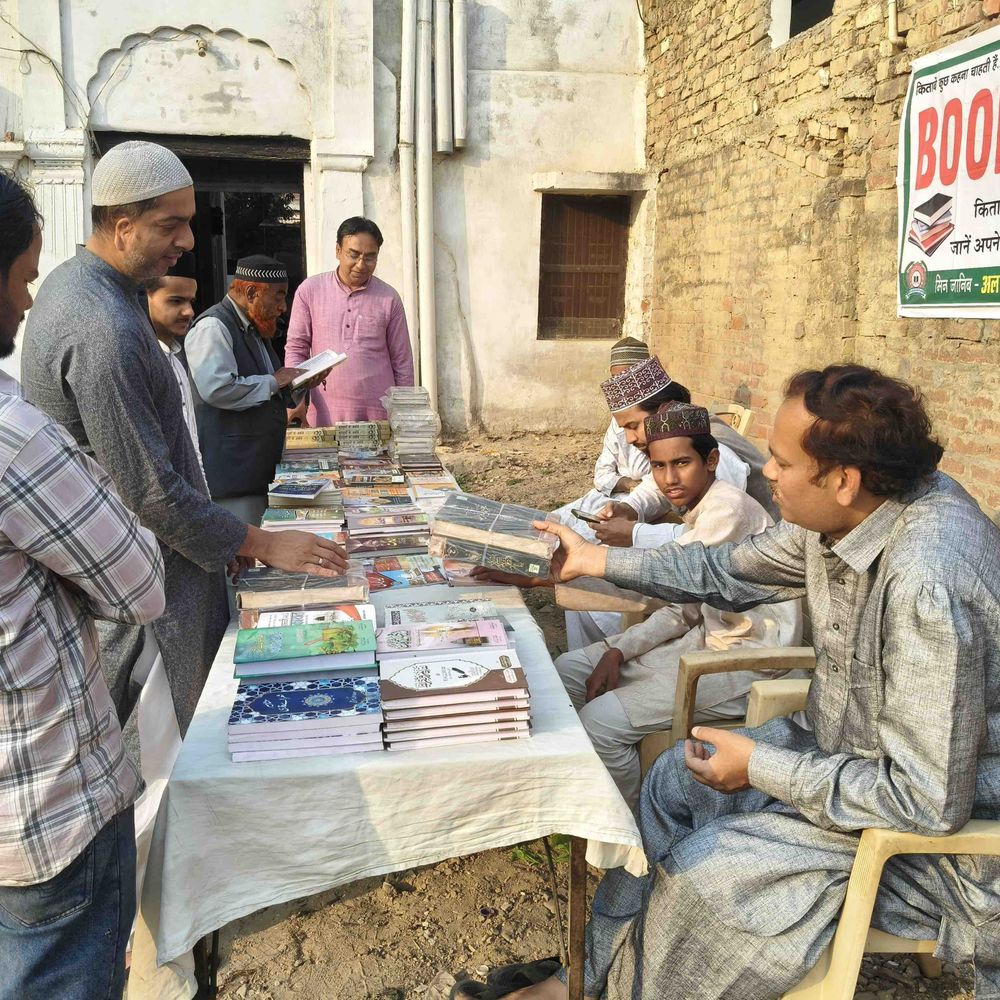 गोरखपुर की जाफरा बाजार मस्जिद में लगा किताबों का स्टॉल:रमजान में बच्चों को मिलीं मुफ्त किताबें, लोगों ने दिखाई खूब रुचि