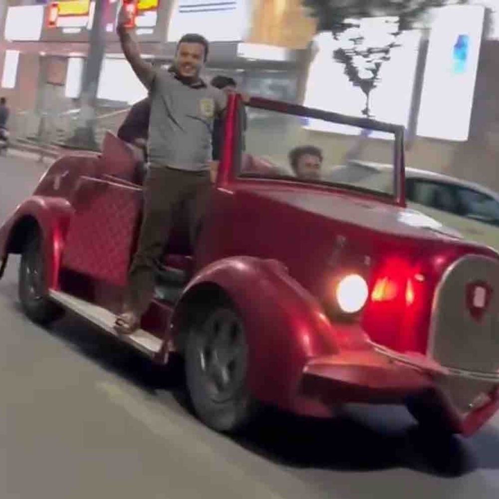 गाजियाबाद में चलती कार पर युवक का स्टंट:3 दोस्त बना रहे रील, लोगों ने की कार्रवाई की मांग