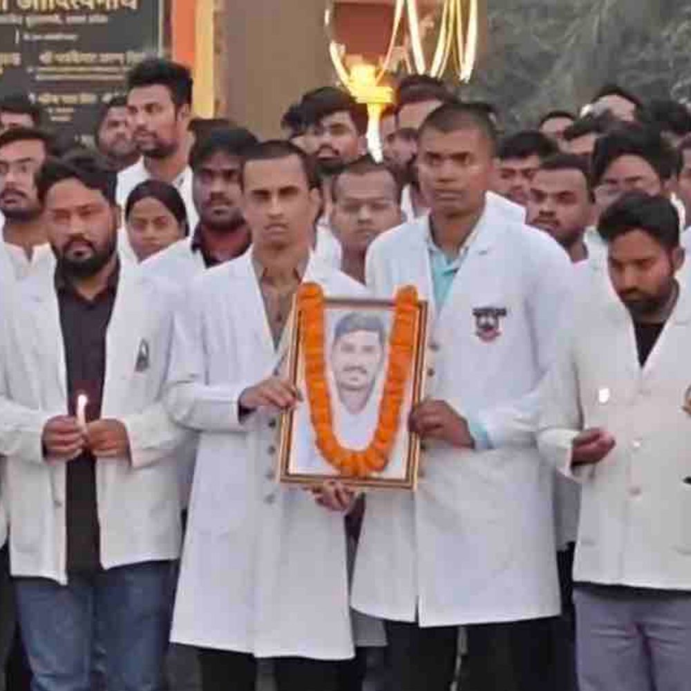 BRD में MBBS छात्रों ने निकाला कैंडल मार्च:मौन रह कर आकाश को किया याद, आरोपी पर कड़ी कार्रवाई की मांग