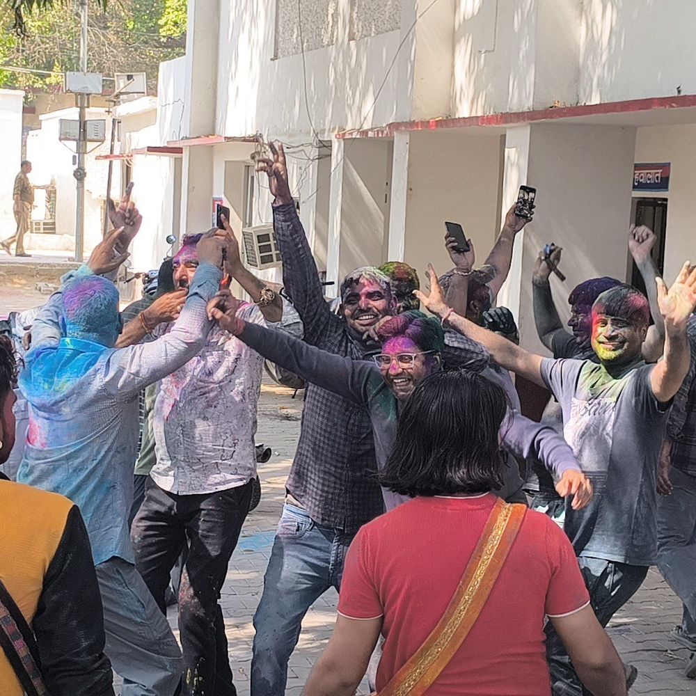 पुलिसकर्मियों ने सदर कोतवाली में मनाई होली:मैनपुरी शहर में शांतिपूर्ण होली के बाद डीजे पर जमकर नाचे पुलिसकर्मी