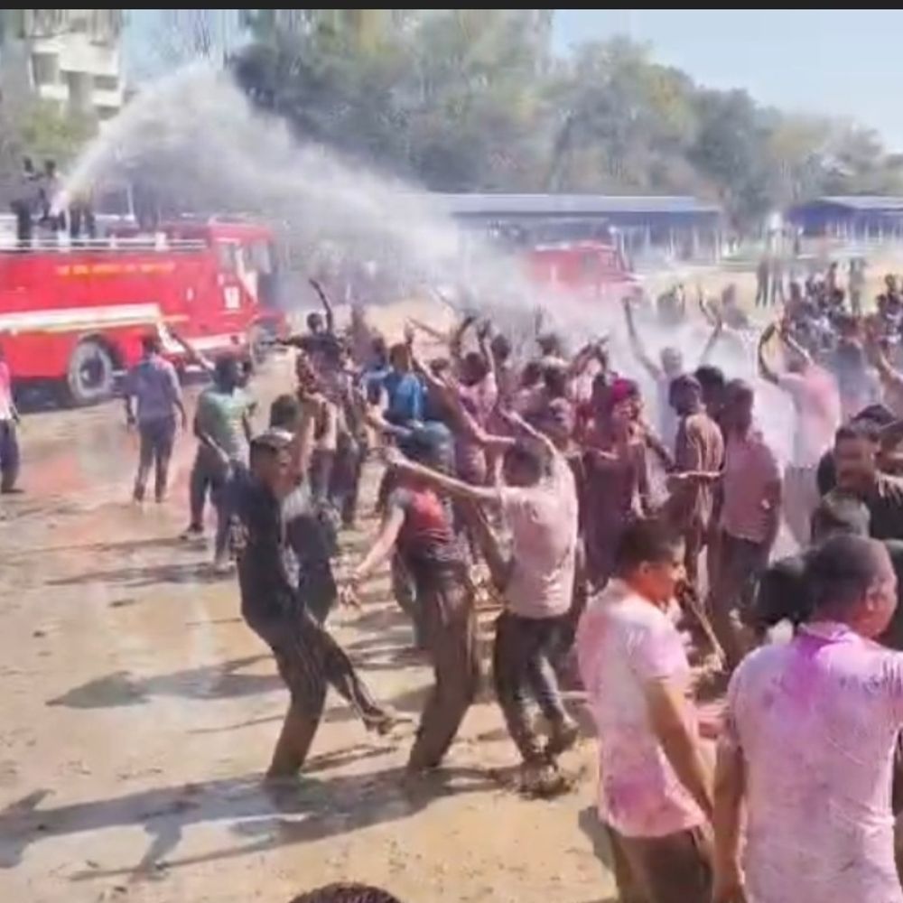 पुलिस लाइन में दमकल से खेली गई होली:अधिकारियों और जवानों ने उत्साह से मनाया पर्व, जमकर हुआ डांस