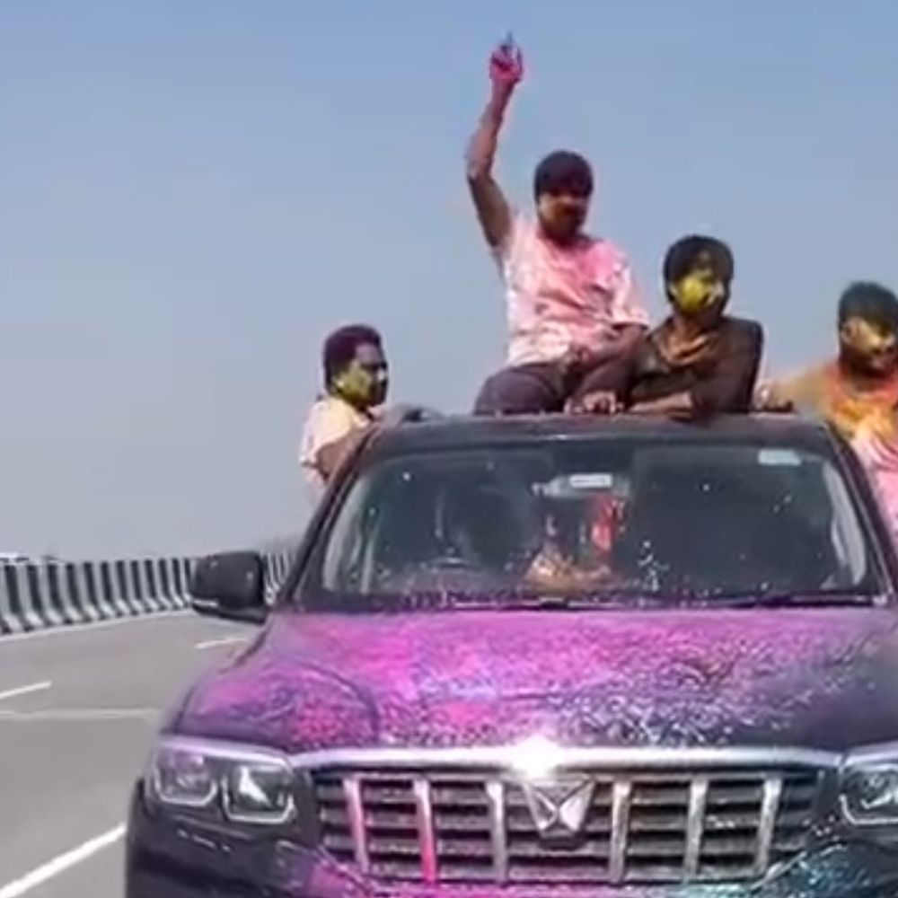 नेशनल हाइवे पर कार से स्टंट, VIDEO:होली पर स्टंट का वीडियो इंस्टाग्राम पर किया पोस्ट, रंगों से सराबोर नजर आए युवक